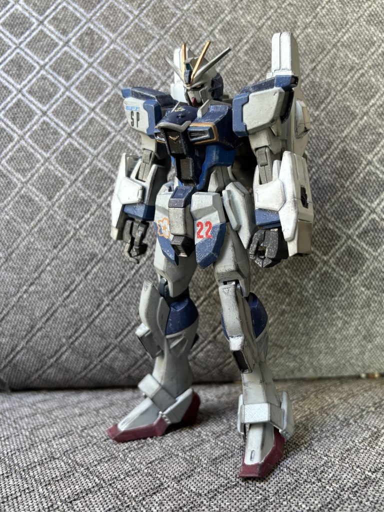 今回、登校１００作目なので、なんとなくメモリアルで特別な機体にしたかったので、作ってみました。相変わらず工作は甘いです。つや消しスプレーは白化していますが、ウェザリングと混ざったことで、自分としては誤魔化せているかなと思います笑ジャンクで見つけたインパルスガンダムが、サンダーボルトに出てきたアトラスガンダムに似ているなと思い、宇宙世紀仕様にできるかもと思い、制作をスタートしました。ついでに、どんなのにしようか悩んでいたシャドウファントム５部の主役機に抜擢。わたしの気が変わらなければ、こいつが次の主役を張ります。