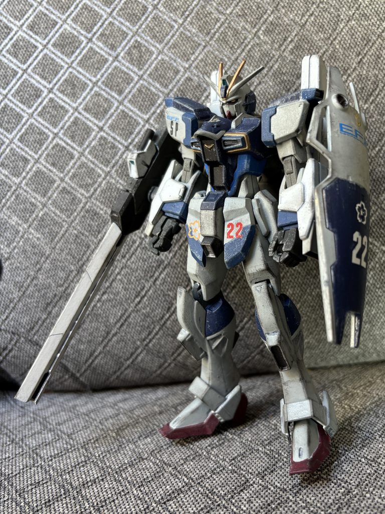 コトブキヤのレールガン、めっちゃ、かっこいいんですが、あんまりパカパカすると壊れそう……開かずに撃つ設定にしようかな。かなり遠くまで射撃が届きそうですが、キョウ・ミヤギ（ミューラー）のような狙撃キャラではなく、高火力で