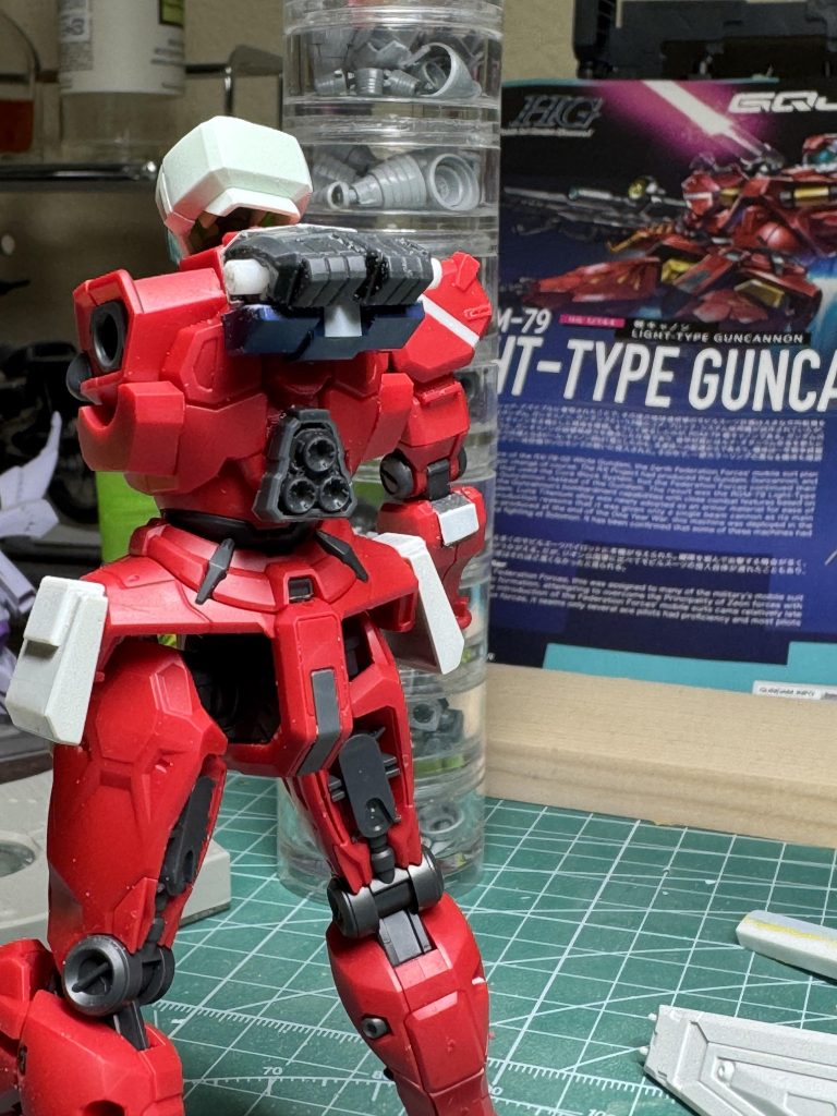 軽キャノンのバックパックを小型化して軽量を図り、スラスターを背中に貼り付けました。無人機なんだからコクピットはいらないはずという解釈をしました。