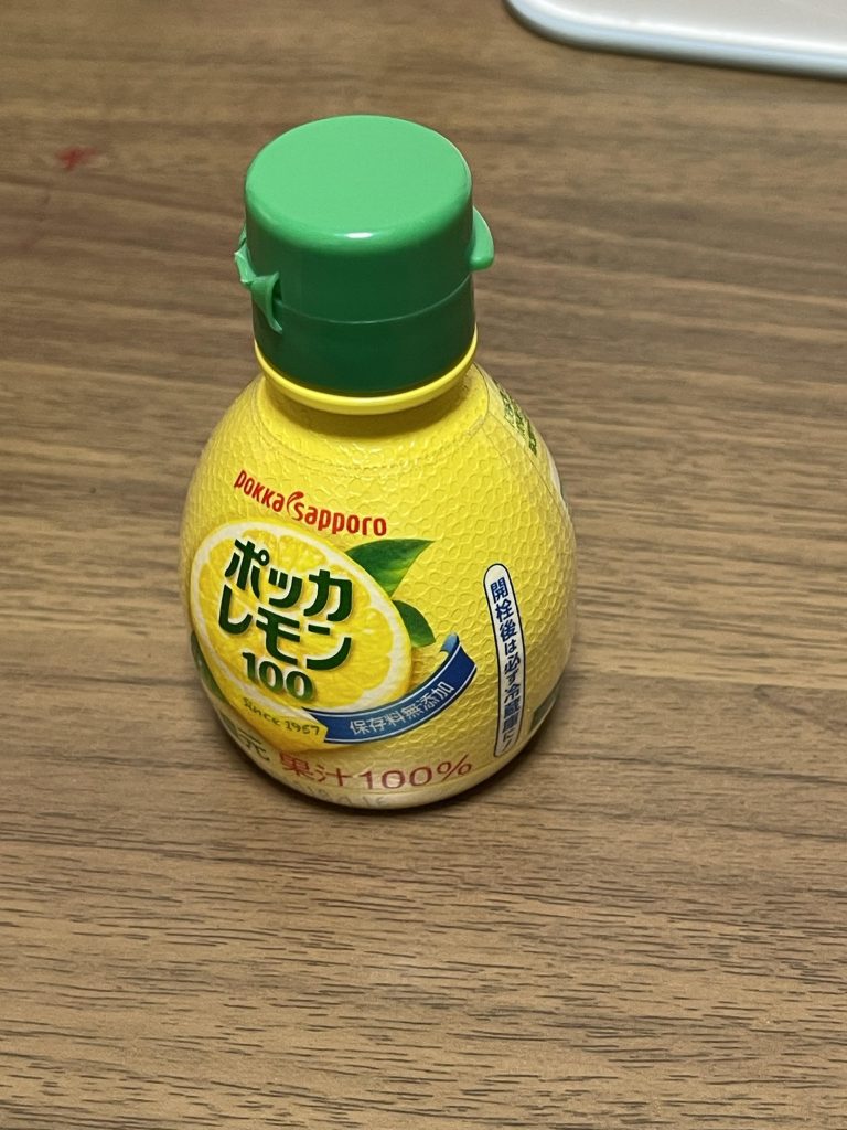ネタ回です。冷蔵庫の掃除してたら奥底に眠っていたポッカレモン。当然使用期限は切れており、捨てるかぁーってゴミ袋に入れようとした際にこの間YouTubeで見たバカ機体5選って動画でこんな形のモビルアーマー居なかったっけって思い見直したのがきっかけになります。今回のミキシングはポッカレモンのケースに穴開けてHGガフランの腕とポケモンプラモデルのゼクロムの尻尾をぶっ刺しただけになります。いやー、雑w。次の投稿は真面目枠で投稿できたらと思います。ちょっとした息抜きですね。それではまた〜👋