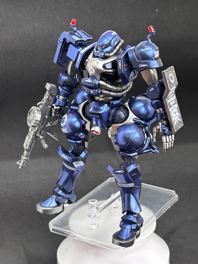 武器や関節はフィニッシャーズのライトガンメタル、胸パーツはプリズムブルーブラックで。