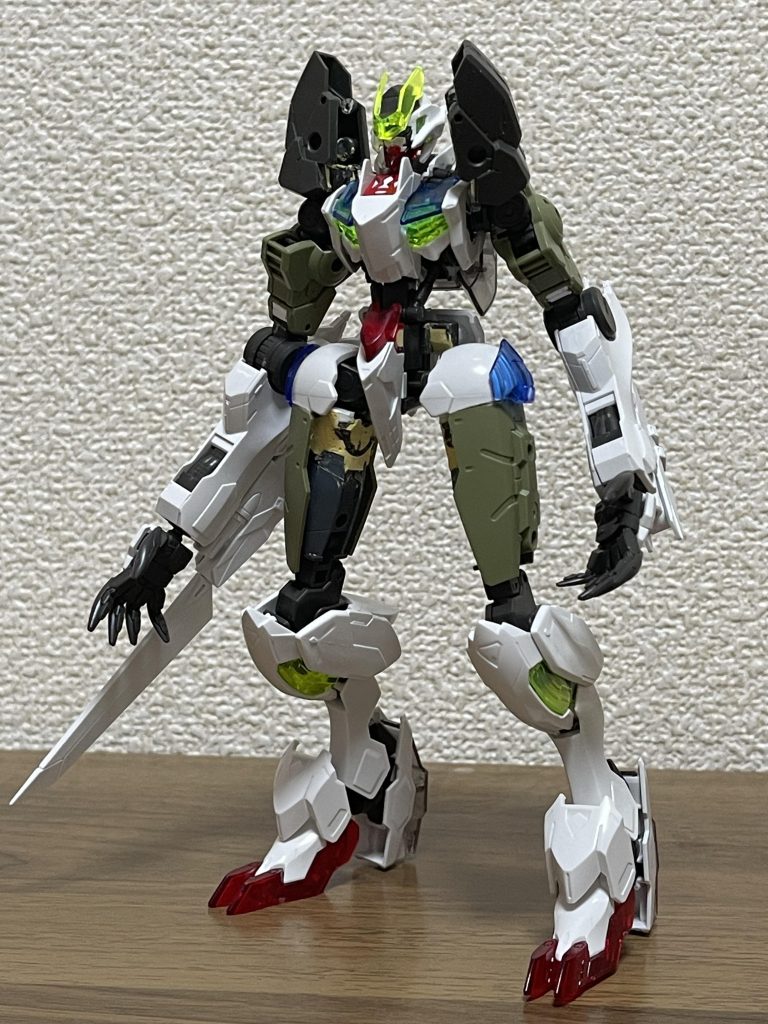 塗装前の状態になります。太もも部分を改造した為大幅に足が伸びました。気づきにくいですが膝のところも多関節化をしております。あとは二の腕も改造してる為腕も若干伸びてますね。