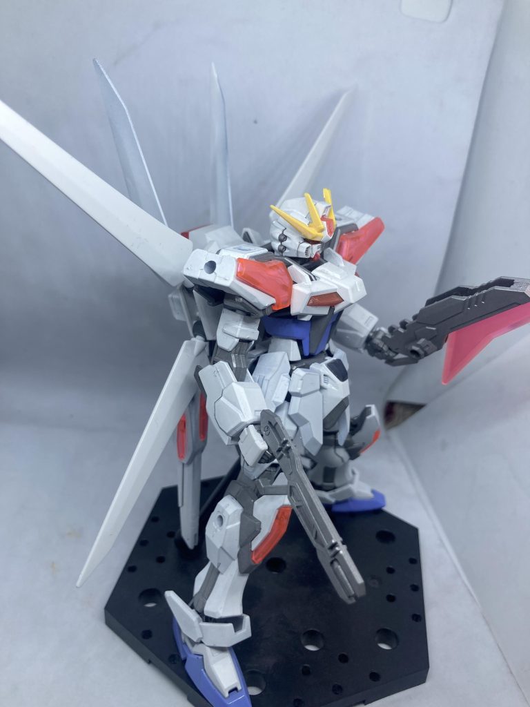 色味とかの加減なのか云われてやっとああストライクガンダムだ〜。と認識するくらいオリジナリティのあるデザイン、クリアパーツも安っぽさが全然なくてむしろカッコいいアクセントになってるのがたまらんです。