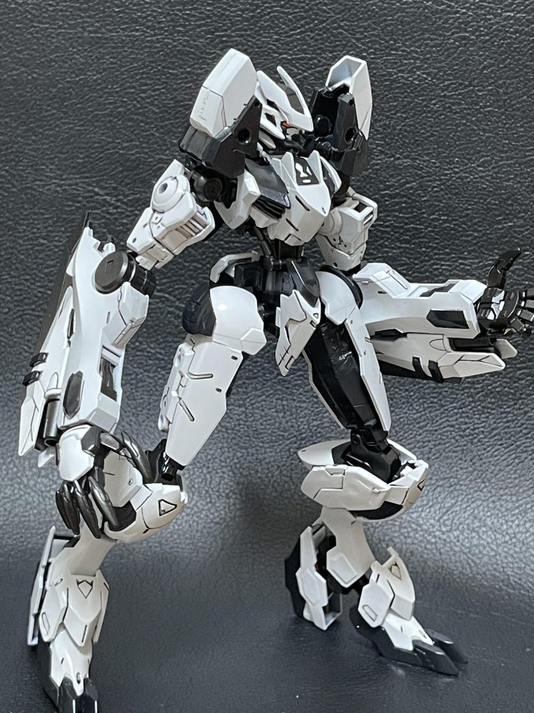 パシフィックリムのイェーガーで画像検索してた時にタシットローニンという機体を見た時に、ルプスレクスをミキシングしてそれっぽいのを作成出来ないかというのが取っ掛かりになります。今回はルプスレクスと30mmのガルドノヴァとホビージャパンのフリーダムカスタムキットで作成してます。最近ガンプラ+30mmシリーズのミキシング多い気がしますw