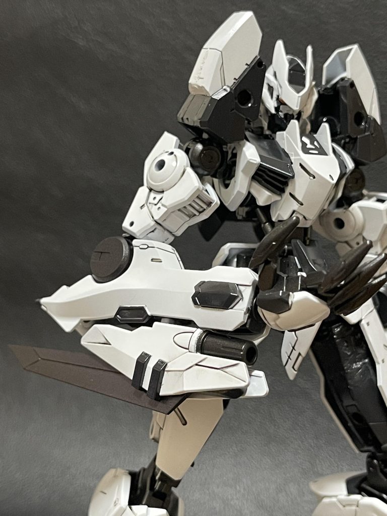 この機体の主力武装であるマルチトンファーユニットです。手首付近の銃口からプラズマバスターを撃ち出せる。またトンファー本体に大型のブレードが収納されており攻撃を行う。このトンファーユニットは切り離しが可能でありブレードが折れたりプラズマバスターが使用不可となった際は切り離しを行い素手での格闘か爪での格闘へ切り替えることが可能である。