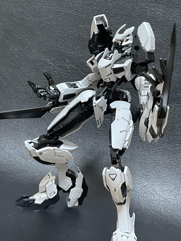 今回はほぼ白と黒のカラーリングなので塗装はそんなに時間掛からないと思ってたんですが、気づけば6時間位塗ってました。その割には思ったより綺麗な仕上がりになってないような...😅