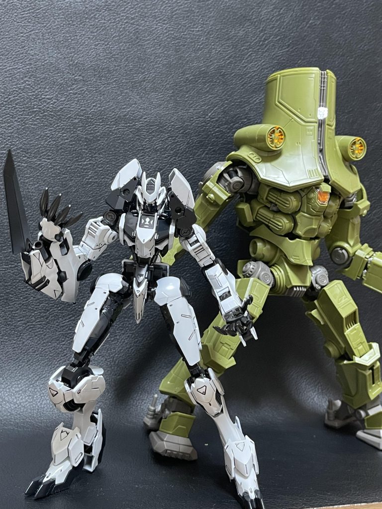 パシフィックリムという事で大好きな機体チェルノアルファとツーショット。チェルノアルファと比較してもだいぶ小さいですね。あとイェーガーにしてみると少し華奢な感じになりましたかね😅