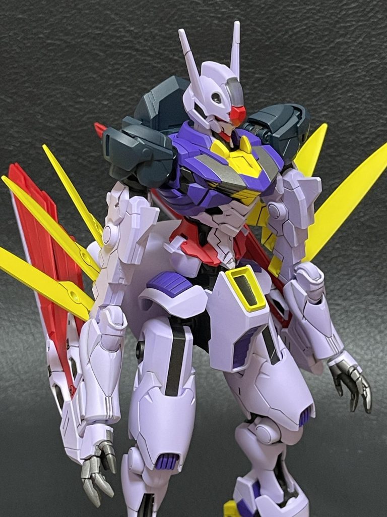 今回はエアリアルを主に使用し、腕を30mmのオプションパーツセット22（ウイングユニット2）とRGウイングガンダムのウイングを使ってます。腕はこの間あげたグルドリンのやつを使ってます。足は昔買った鳥型のサポートメカのものを使ってます。股のところはバイアランカスタムのを使用してます。これは元々バイアランカスタムを使ってハーピィを作成する予定だった名残りです。エアリアルの腹部と無理やり接合してますwその分で少し胴が延長されてますが、腕が長くなってるのであまり気にならないです、たぶんw