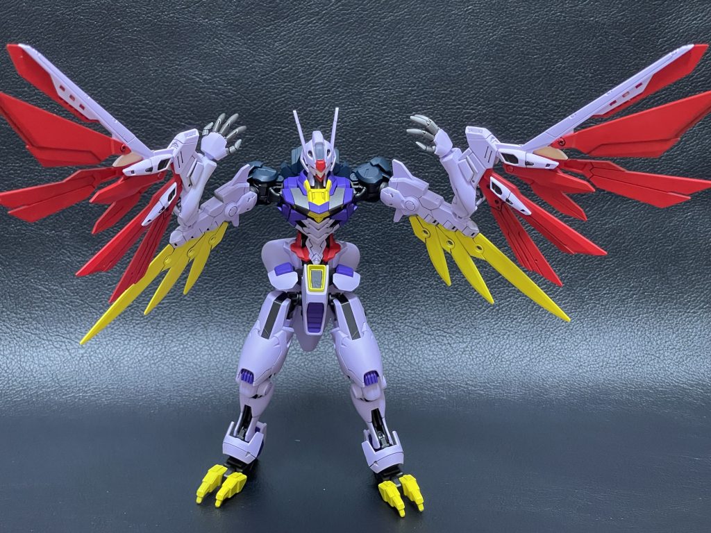 腕のウイングユニットを展開した状態です。まあまあ重量があるので肩と腕の連結部に結構負荷が掛かり接着が剥がれそうになります😅やはりパテで補強しとけばよかったですね。瞬着だけじゃ厳しい厳しいw