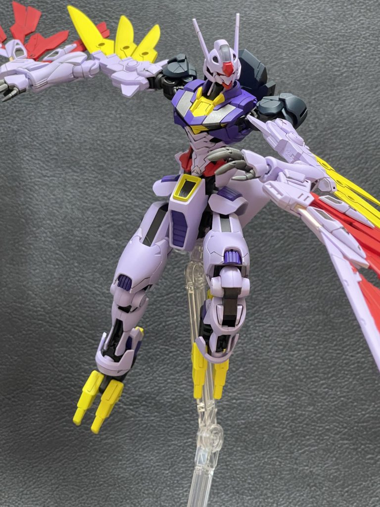 今回の塗装ですが、ハーピィの色ってどんなだ？ってので色々画像漁ってましたがコレっていうのがなくてどうしようかなーと思ってた時にたまたま目に入った天剣絶刀さん。これを参考に塗装してみるかという事で塗装しました。ただ、ちょっと薄紫が濃ゆかったですね😅天剣絶刀さんはここまで紫じゃないですね😱幼少期にGガン見てた時のイメージだと少し紫っぽいイメージだったんですけどねー...以下の感じで塗ってます。薄紫:クールホワイト➕パープル少々（白サフ後）紫:パープル➕クールホワイト少々（白サフ後）赤:ハーマンレッド➕レッド（白サフ後）黄色:キアライエロー（白サフ後）藍色:ウィノーブラック➕スージーブル少々（黒サフ後）黒鉄色:黒鉄色（黒サフ後）焼鉄色:焼鉄色（黒サフ後）&nbsp;