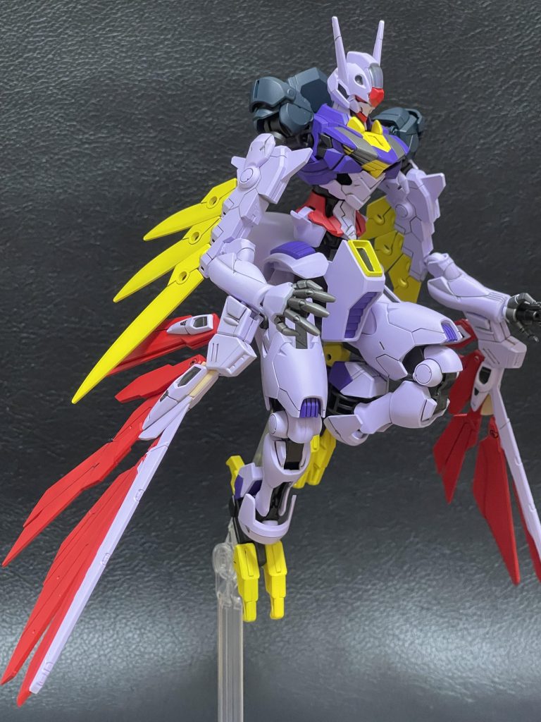 飛行状態です。先ほどウイング展開させた状態にしましたが、腕の曲げ方によって腕の羽と二の腕の羽が干渉するので曲げ方は少し気を使います🪶