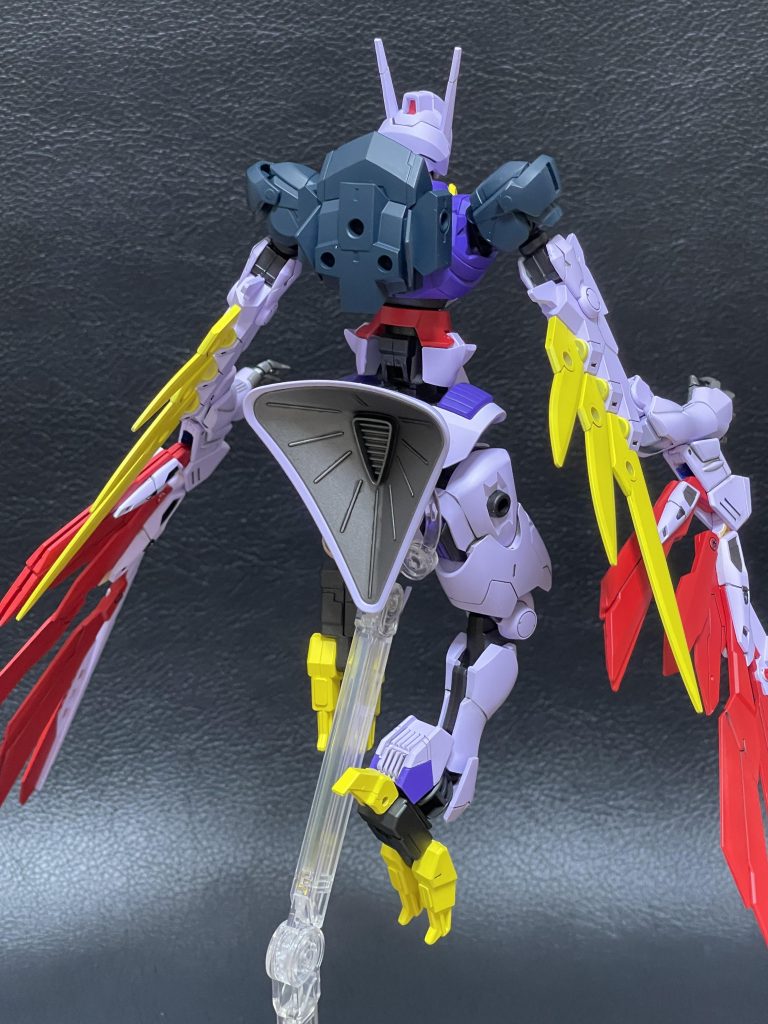 後ろです。バックパックも30mmのオプションパーツセットのやつで、そのまま取り付けしてます。最初はビットとかファンネルみたいな兵装を取り付けようかと思いましたが、このままでいいかと思いそのままにしました。（兵装考えるのがめんどくさくなったとかではないですw）