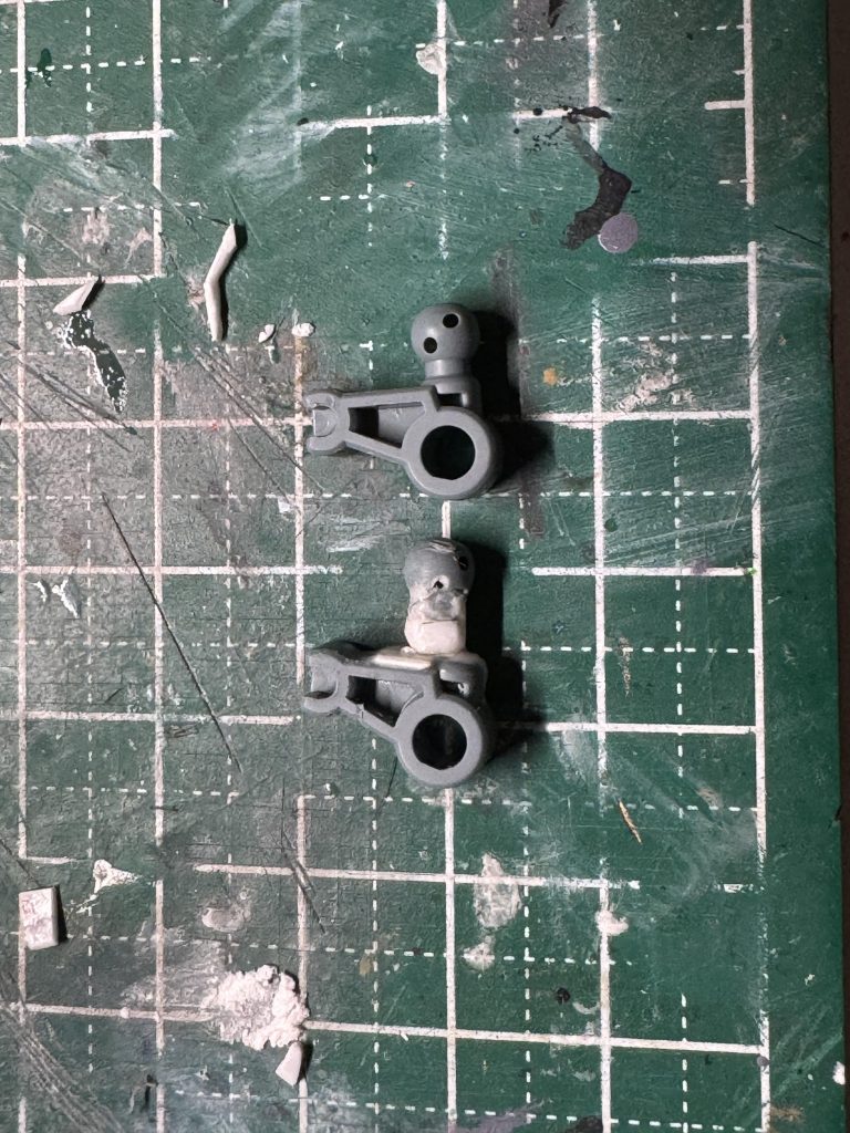 肩は胴体とくっつきすぎ？なので軸を延長…再取付位置を上にあげて肩と胴体のラインが繋がるようにしたかったけど、量が足りなかった…