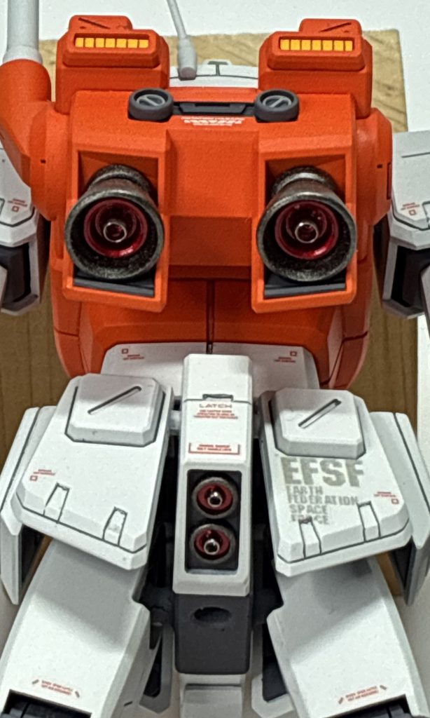 バックパックと股間のバーニアには、極小のツブシ玉を接着して情報量をアップ細かなところですが、股間にポリキャップを仕込んで3mm軸のスタンドが使えるように改修しています。