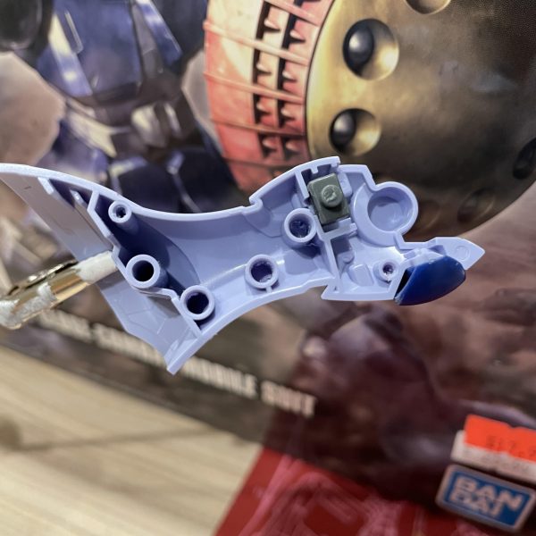 ギャンの素組みです前回ガンダム作ってる際に一度組んだパーツが分解できなかったという問題があり今回はいわゆるダボ処理をしてみましたそのおかげかパーツセパレーターを使えば力要らずで分解できるようなりましたダボ処理自体は穴をデザインナイフで拡大、ダボピンをちょっと切り飛ばすくらいの簡単処理でしたでもプラモに不可逆の処理をするのってちょっと不安になりますよね…僕だけですかね笑これからまたモールドの掘り直しのために分解します、年末なので今のうちにがっつり進めたいですねー（3枚目）