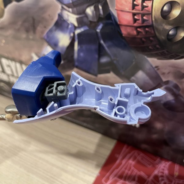 ギャンの素組みです前回ガンダム作ってる際に一度組んだパーツが分解できなかったという問題があり今回はいわゆるダボ処理をしてみましたそのおかげかパーツセパレーターを使えば力要らずで分解できるようなりましたダボ処理自体は穴をデザインナイフで拡大、ダボピンをちょっと切り飛ばすくらいの簡単処理でしたでもプラモに不可逆の処理をするのってちょっと不安になりますよね…僕だけですかね笑これからまたモールドの掘り直しのために分解します、年末なので今のうちにがっつり進めたいですねー（4枚目）