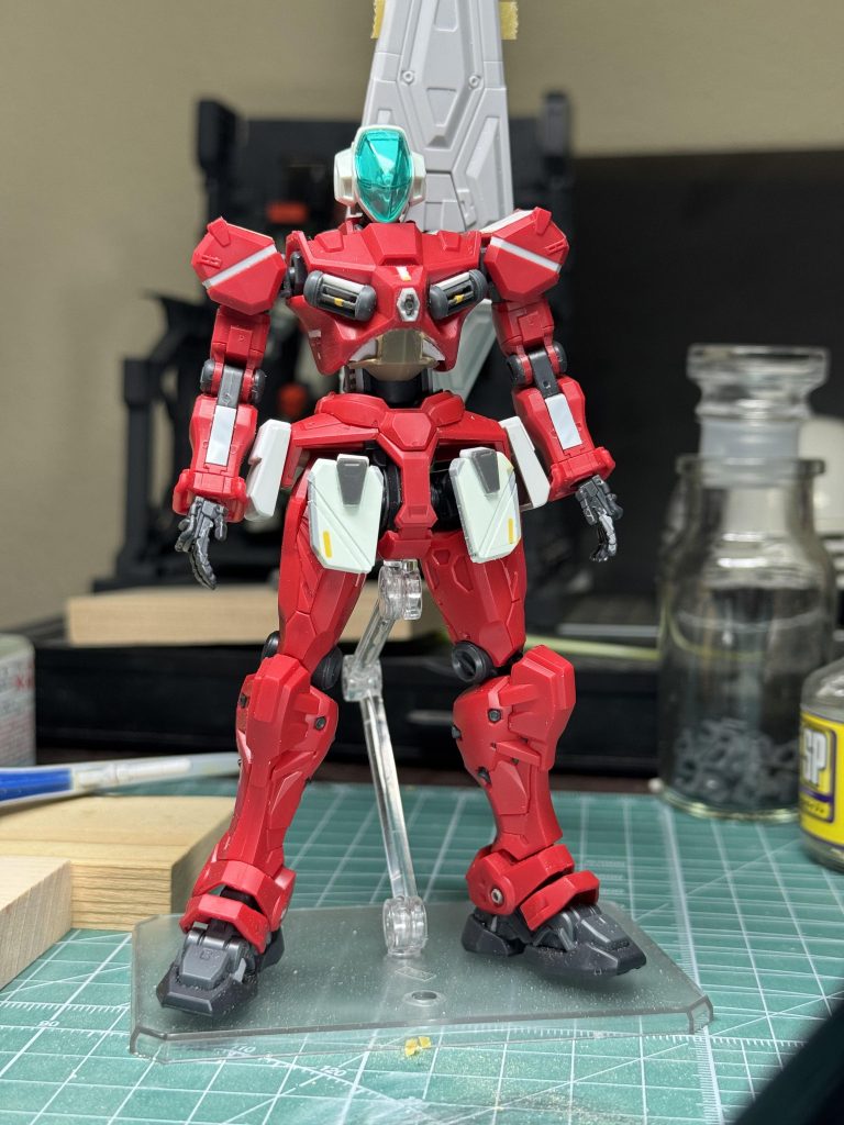 軽キャノンらしさを感じさせるパーツはできるだけ削除し、フロントアーマーやサイドアーマーをジャンク品から見繕って貼り付けてディテールを足しました。