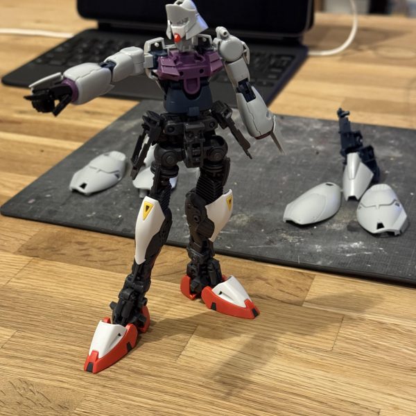 MG F91とビギナギナをベースにスクラッチしました。上半身はビギナギナ、下半身がF91という感じです。マントなどはフルスクラッチしてます。（2枚目）