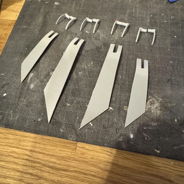 MG F91とビギナギナをベースにスクラッチしました。上半身はビギナギナ、下半身がF91という感じです。マントなどはフルスクラッチしてます。（4枚目）