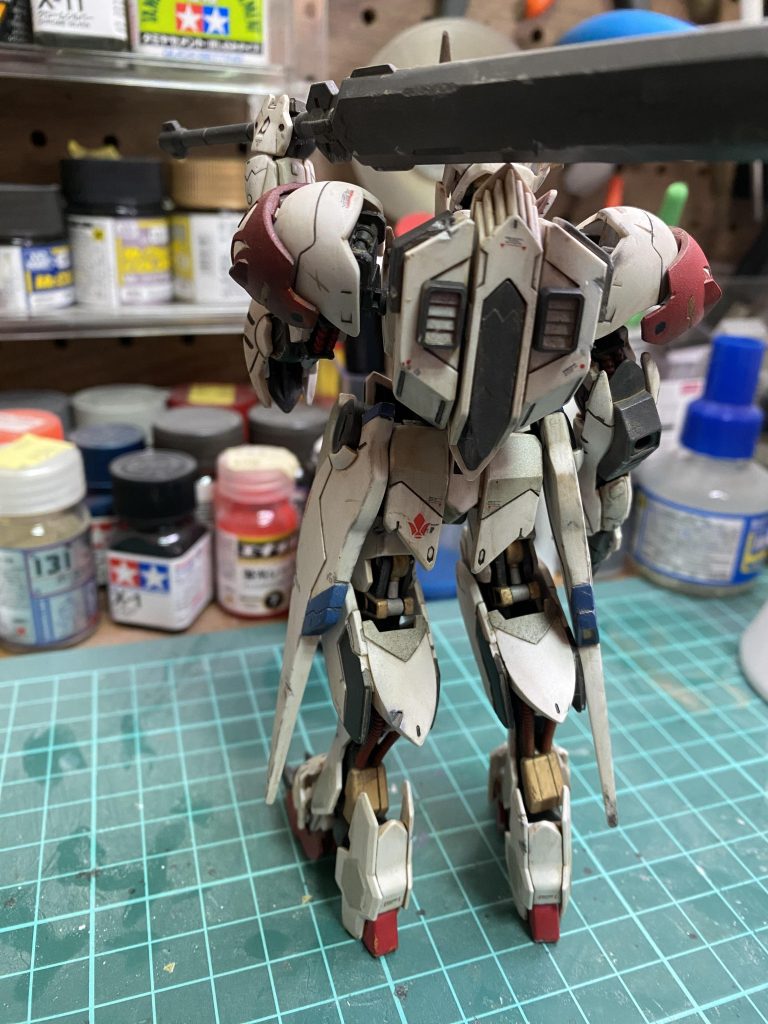 穴がいっぱいあったのでパテで埋めてます。他武器をマウントする気がなかったのでバックパックの穴はダクトっぽいのを付けました。