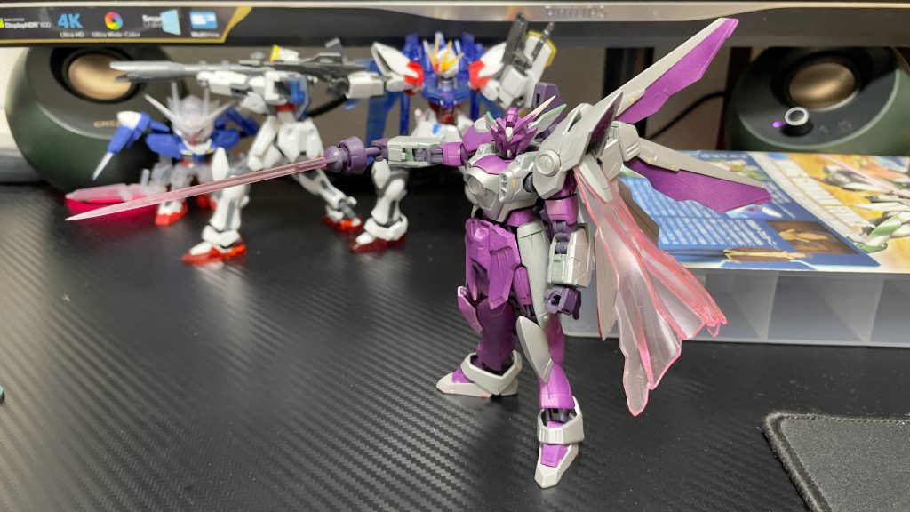 楽に塗装できるらしいと言う話を鵜呑みにしてサフだけランナー塗装でやってみましたがこれは慣れてる人向けのやり方な気がしました笑 サフ状態の仮組みの色味もこれはこれでカッコいいかも 頭のツノと横の羽(?)をちょっとだけ削って形を整えてます