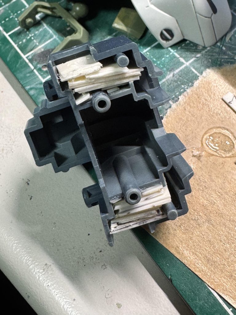 肩のポリキャップは奥に入り込んだら出てこなくなっちゃうので、プラ板を詰める…ポリキャップは動かなくなったけど(´･_･`)