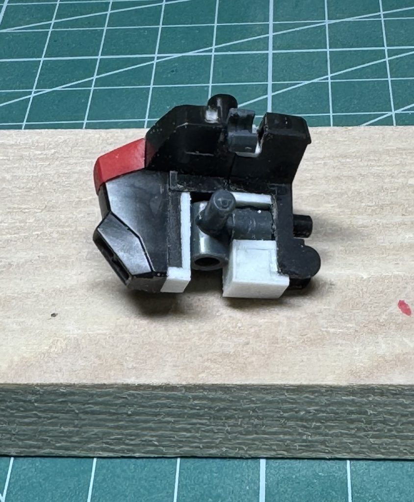 ガイアのパーツにダガーLの股関節パーツを移植してあるのでスタンドが使えます。