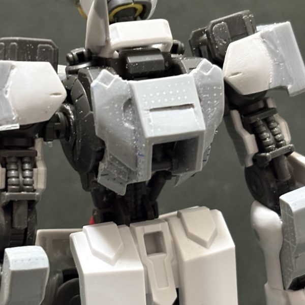 全身の工作がある程度完了しました！まだ工作が残ってる部分もありますが、次は腰のブースターに取り掛かります。（4枚目）