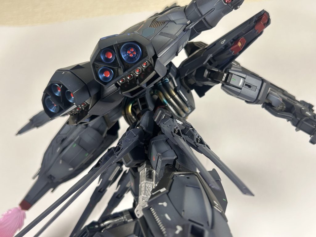 下からでないと見えませんが、バーニア内部や胸部周辺の動力パイプも塗ってみました‼️パイプは今回も鉄焼けイメージで塗装してます。🔥