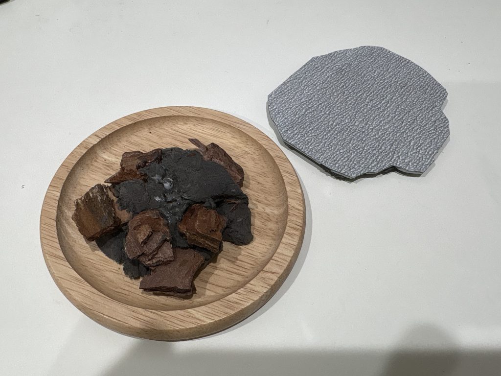 ベースはウッドチップと粘土で盛ったところに道路っぽい板を載せました。色々調べて、路面を表現するのに紙やすり良いらしいです