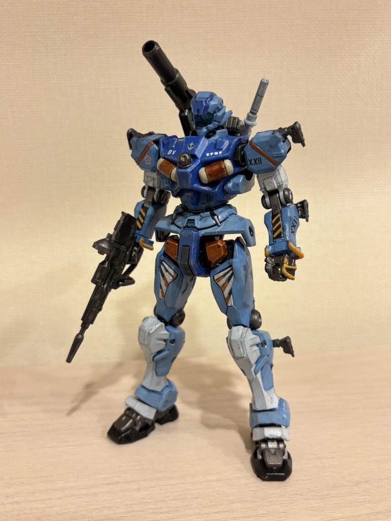 この世界線では、ミヤギは、２部冒頭で登場したときのクールなキャラのまま、１年戦争を終えそうです。たぶん、この戦闘能力は、本編ミヤギより、このミヤギの方が高いでしょう。……そして、なぜか、このテキストを書いてる間、Bluem of Youthの「ラストツアー」が脳内リピートでした。（覚えている方、いらっしゃいますか？笑）もしかして、この時空のミヤギは、ヘントと一緒に抱きしめ、育ててきた夢がないので、戦闘マシーンになり、心が凍てついているのかもしれません。でも、なんとなく、どこか、別の世界からの、ヘントの愛を感じている節がありますね。この時空のミヤギにも、愛と救いがあるように、祈るばかりです。せめて、チタとは出会ってくれれば、と思いますが、どうでしょうね？イギーも、別にヘントが生きている世界の記憶があるわけではありません。なので、まあ、これはバッドエンドルートでしょうか？？軽キャノンに乗ったミヤギを描きたかっただけなのに、とんでもねーおハナシになってしまいました笑……でも、バットエンドは嫌なので、この時空のミヤギも自分の運命をこじ開けて、きっとなにか救いにたどり着くはずです。まずはチタに会いましょう。そして、本エピソード中はBluem of Youthの「ラストツアー 〜約束の場所へ〜」がBGMですが、ミヤギが飛び去った瞬間は、BUMP OF CHICKENの「ファイター」です。これなら、なんとなく救いがありそうな感じに終わるな、と、思います。ぜひ、聴ける方はBGMにお使いいただき、再度ストーリーをお楽しみください笑……色々妄想していたら続きのアイディアが膨らんでしまいました。シャドウファントム第５部が無事終了したら、たぶんこの機体を主役に「蒼きヴァルキュリア -Phantom Pain-（仮）」としてストーリー化する予定です。クラバに任務で潜入する話にしようと思いましたが、青い方も赤い方も、機体に思いきり連邦のエンブレムと「EFSF」て入ってるので、この機体では参戦できなさそうですね(gundam-kao5)長々と妄想を書き連ねました。タラシの裏にやるようなことを、失礼しました(gundam-kao5)