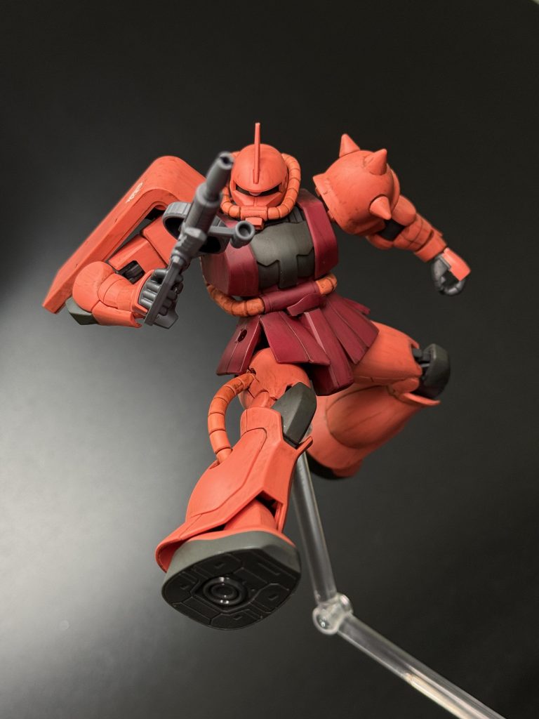 シャアザクはリバイブ版という事もあってさすがに可動範囲も広いですね。前腕にも可動箇所があって意外と無理のある構え方もできますが、接続がゆるゆるでちょっとイラッとしました…💦