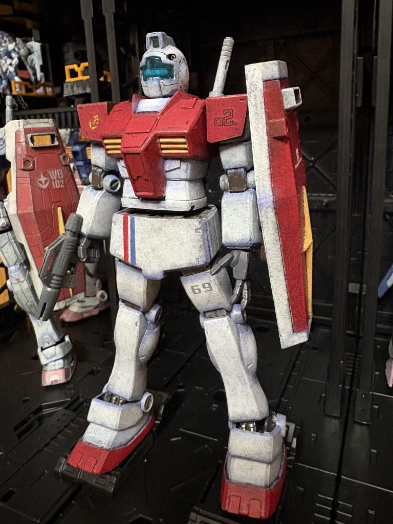 バストショットです量産機なので筋彫り、デカールは控えめにして、筆めと、陰影で情報量を増やせれば良いなぁと…おパンツゅ部分はガンダムオマージュのトリコロール🇫🇷カラーをあしらいました。歯磨き粉みたいだ