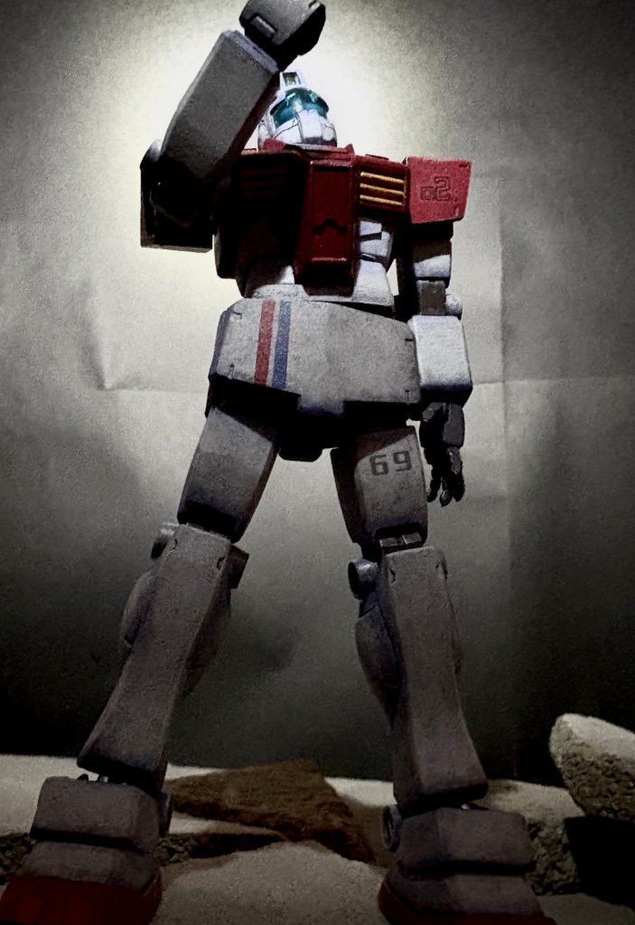 ジムをカッコよく作れて一人前という事で、作成しました。まず開けてびっくり成形色が白じゃないんです。ジェガンのようなミントグリーンで初めから塗装前提なんです！しかも各箇所に合わせ目があり、角ばっているので各所の面だし作業等、ガンプラ工作の全てがここに詰まっていると言っても過言では無いキットになっていました。まぁ趣味なんでほどほどに、作れれば満足です