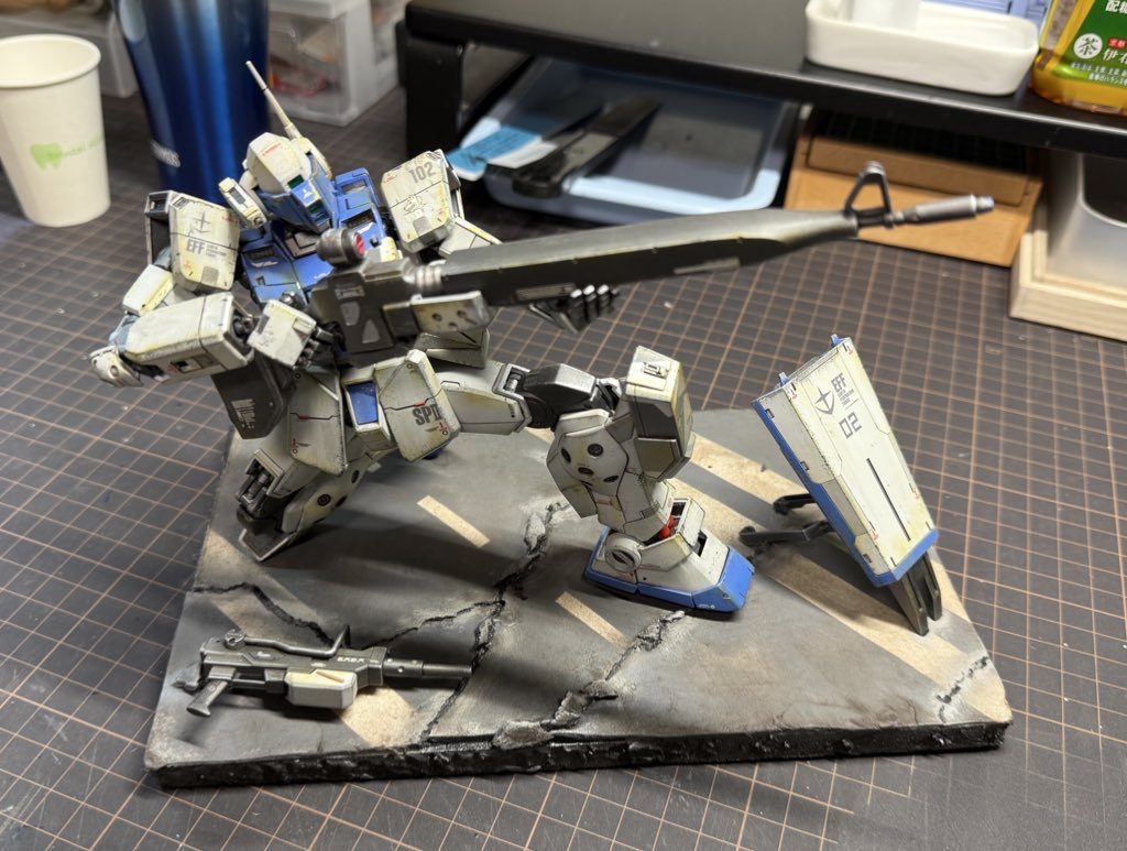 台座はスチレンボードの上に石粉粘土でヒビ割れた道路を作り、先ず汚し。そこから重曹と水溶きボンドで作った雪塗料を、脳内妄想に従って塗布しました。