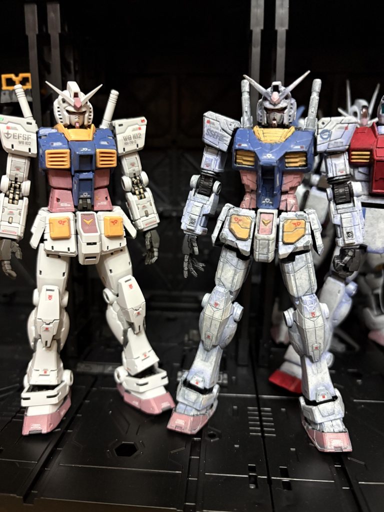 左がRGです。RGと並べてこの情報量！私は筆塗りが好きなので、何でもかんでも塗ってしまうのですが、墨入れ、トップコートで十分にカッコよく仕上がると思います。是非作ってみて下さい。