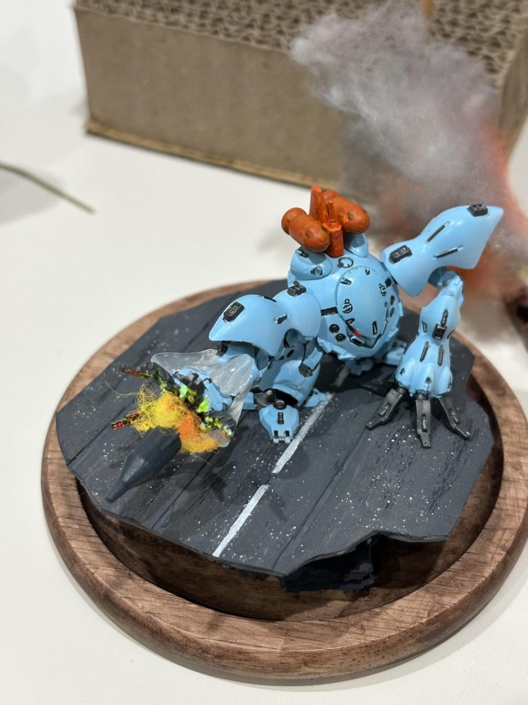 ミサイルは真鍮線で取り付けれたのですが、カバーをどう付けるか悩んでいて苦肉の策でお湯まるを使ってみました。目立たない所なので意外とOK？