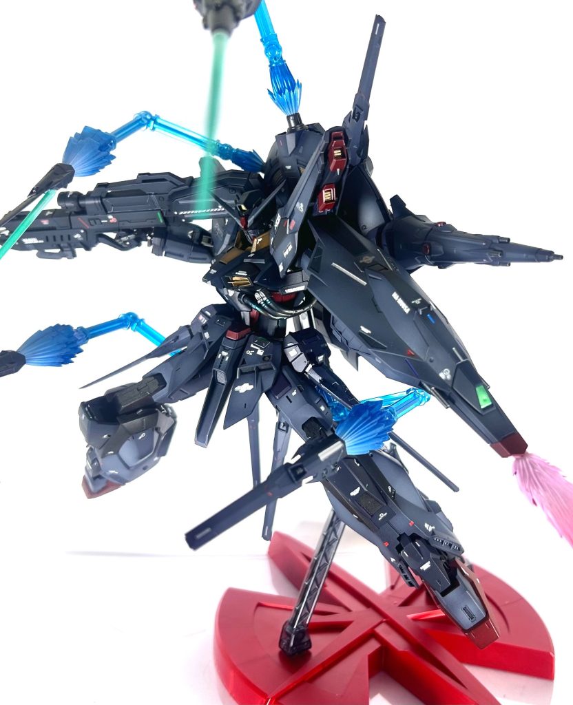 &nbsp;MGプレミアムエディションの箱絵で見た目に以上によく動くので触っていて楽しい✨ビームエフェクトのポロリ？カッチョいいから気にしません‼️