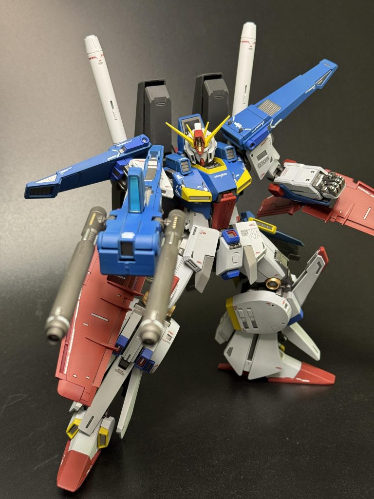 強化型は推奨されてませんが、変形機構もあるのに可動も優秀。さすがに肩周りは干渉多め。とはいえゴテゴテしてるのでポージングの難易度は高め。