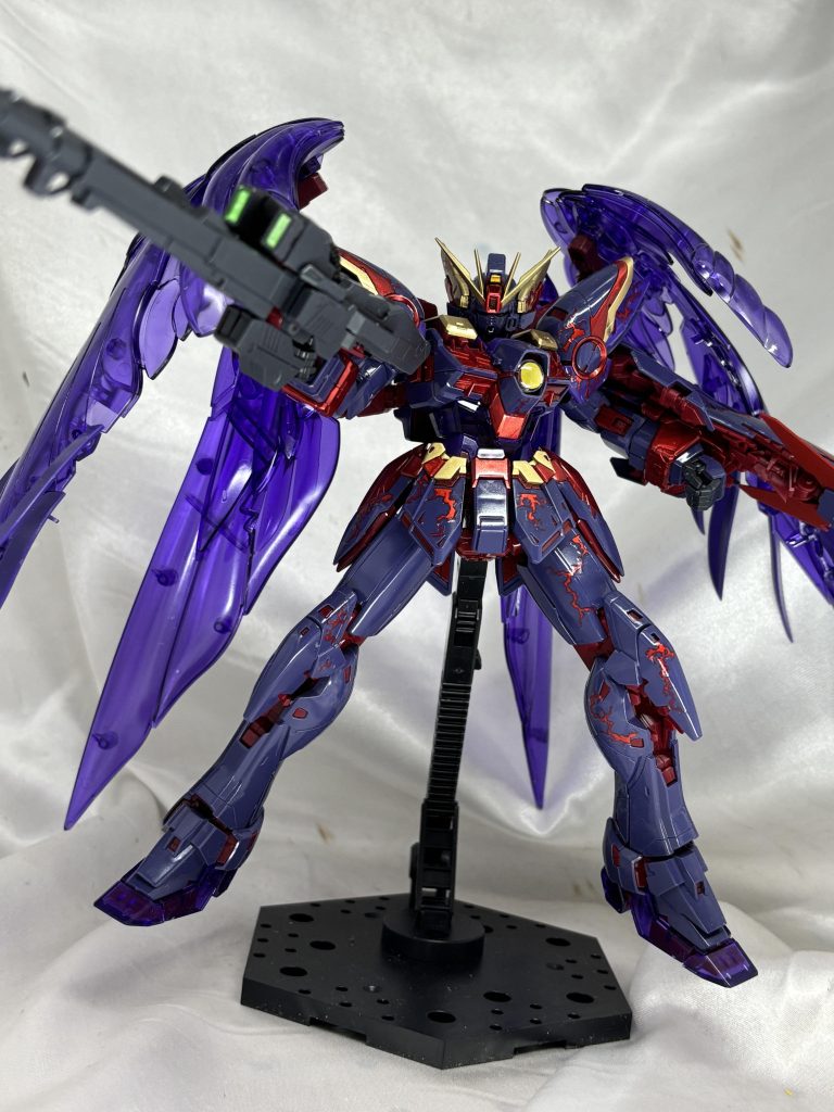 全身に走るデカールが綺麗ですが、これ貼るのめっちゃ大変でした。翼など一部クリアパーツに代わって大変綺麗です。