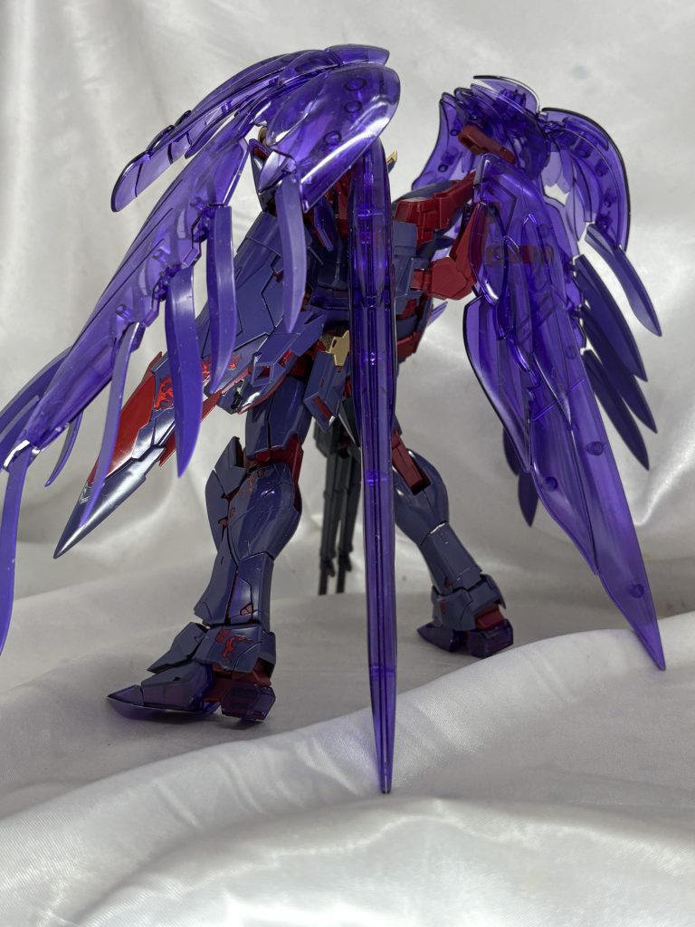 翼のクリアに目が行きがちですが、関節がメタリックレッドなのがまたいいんです。ってか関節にこんな色使えるんですね(；ﾟ□ﾟ)