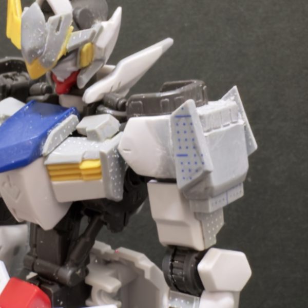 全身の工作がある程度完了しました！まだ工作が残ってる部分もありますが、次は腰のブースターに取り掛かります。（3枚目）