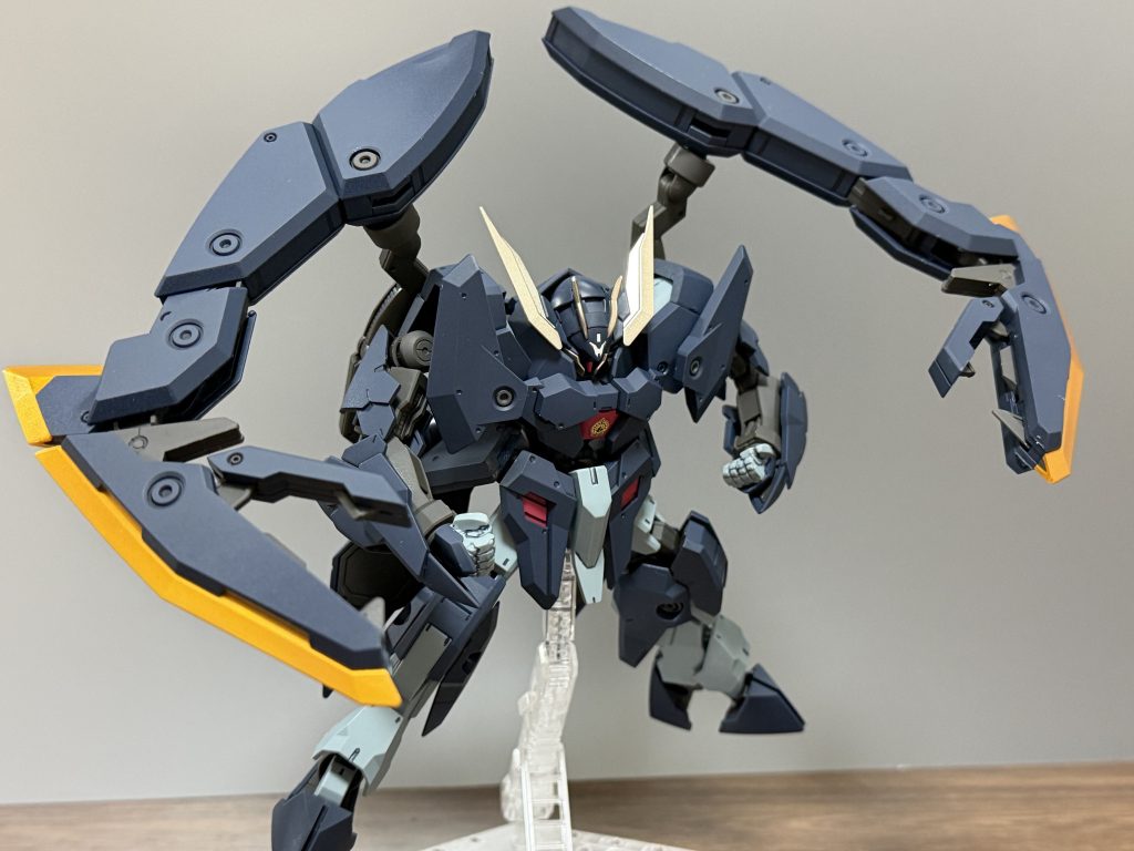 黒ベースでずんぐりむっくりのゴツいヤツですがこうゆうMS好きなんですよね