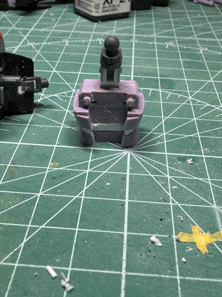 首パーツをプラ板で可動できるようにし、ついでに腹を2㎜ほど延長しました。