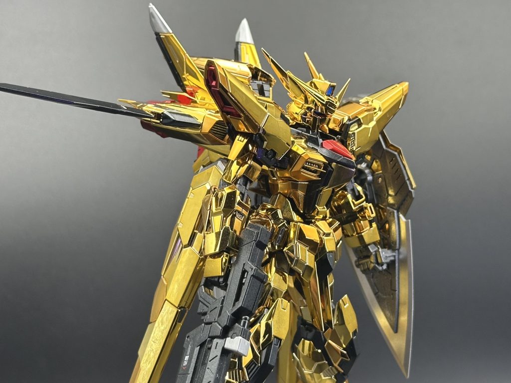 白いところはメタルシルバーで塗って、全体的にメタリックな雰囲気しています。