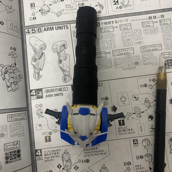 ナイチンゲールは少しおやすみして今はクアンタ作ってます！光らせたことないけどやってみたら意外といいものですね。ただ光が強すぎるとチープに見えてしまうのでやんわりの方がいいんでしょうね※100均のライトぶっ刺して試してます（3枚目）