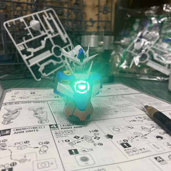 ナイチンゲールは少しおやすみして今はクアンタ作ってます！光らせたことないけどやってみたら意外といいものですね。ただ光が強すぎるとチープに見えてしまうのでやんわりの方がいいんでしょうね※100均のライトぶっ刺して試してます（2枚目）