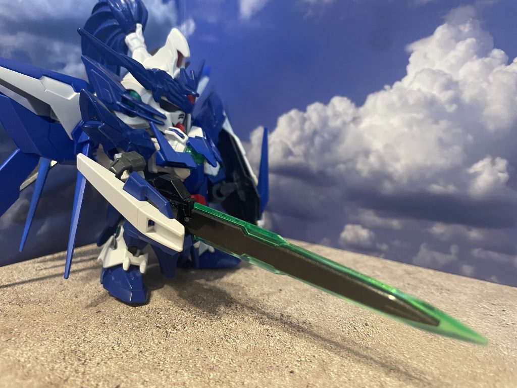 左からGNソードを構えると大きさがHGなので迫力があります！