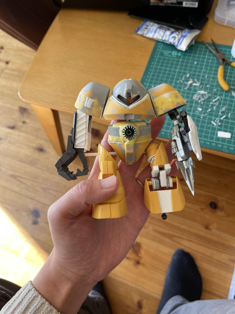 腰は切り詰め、脚部は幅増しし、自作の関節を仕込みました。脚の付け根は肩のパーツを流用しています。パテを盛って削るのにとても時間を割いたように思います。