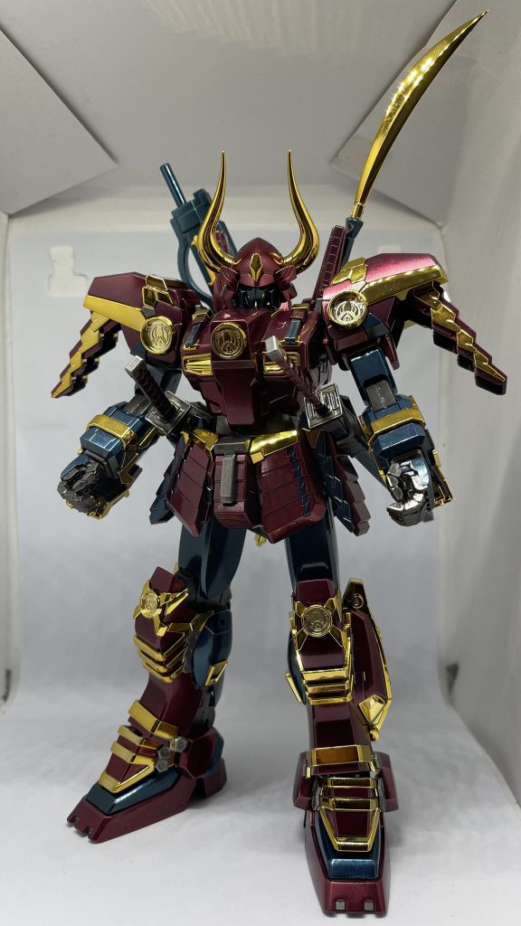 立ち姿です。赤や青に塗装したパーツと金メッキパーツが良い感じにマッチして良い仕上がりになりました。